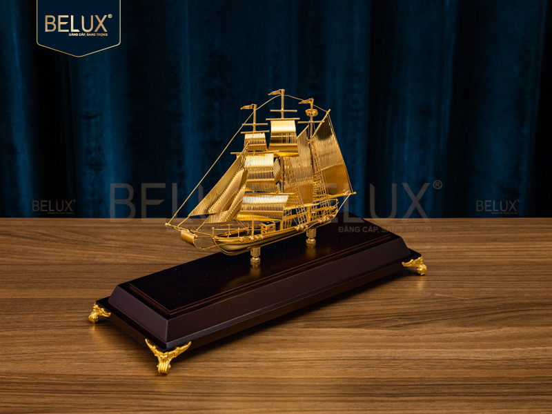 Mô hình thuyền buồm mạ vàng 24K&nbsp;31x12x22cm M4